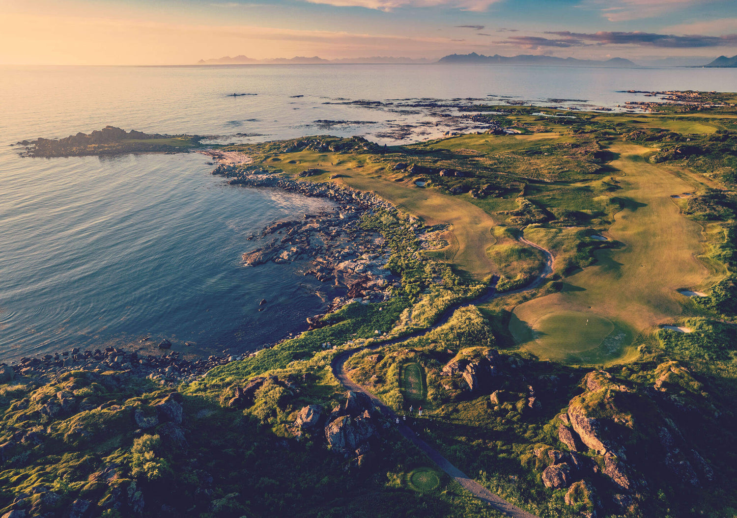 golf yard with sea