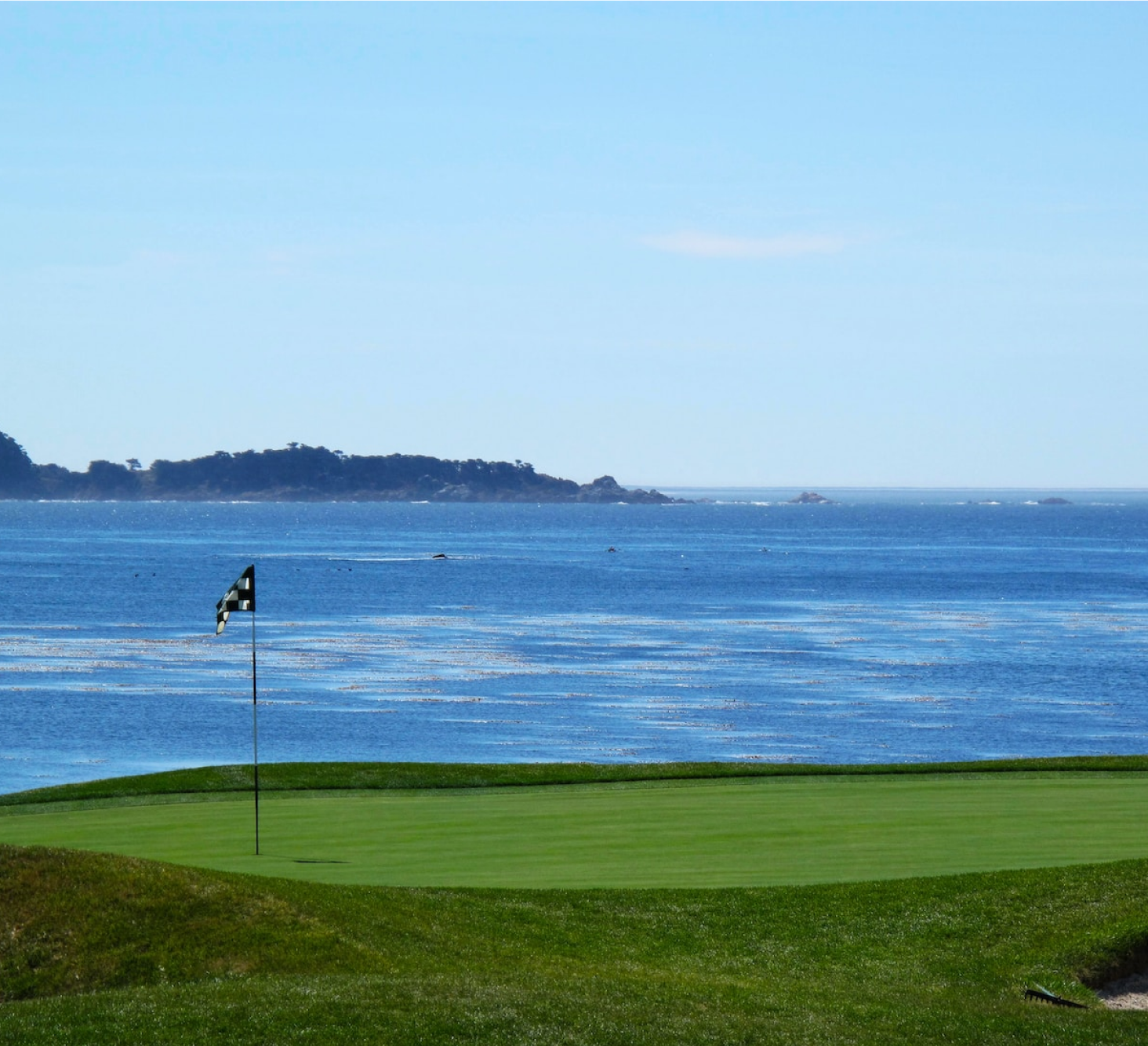 golf yard with sea